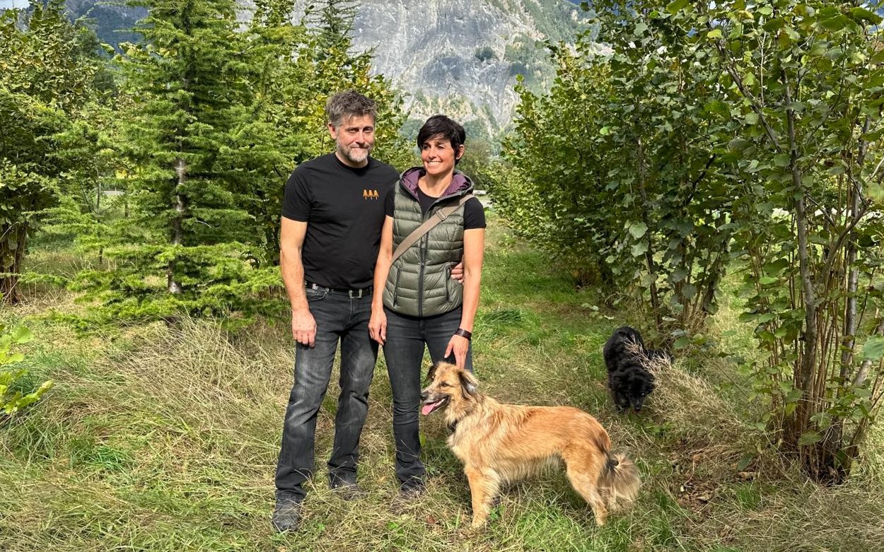 Täglich besuchen Andrina Bisaz und Urs Horni ihre Trüffelplantage mit den beiden Trüffelhunden...