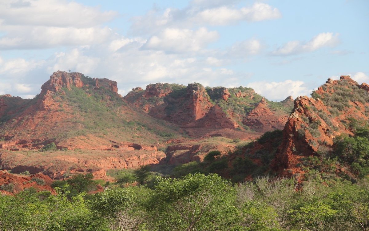 Felsformation im brasilianischen Bundesstaat Bahia inmitten der Caatinga. 