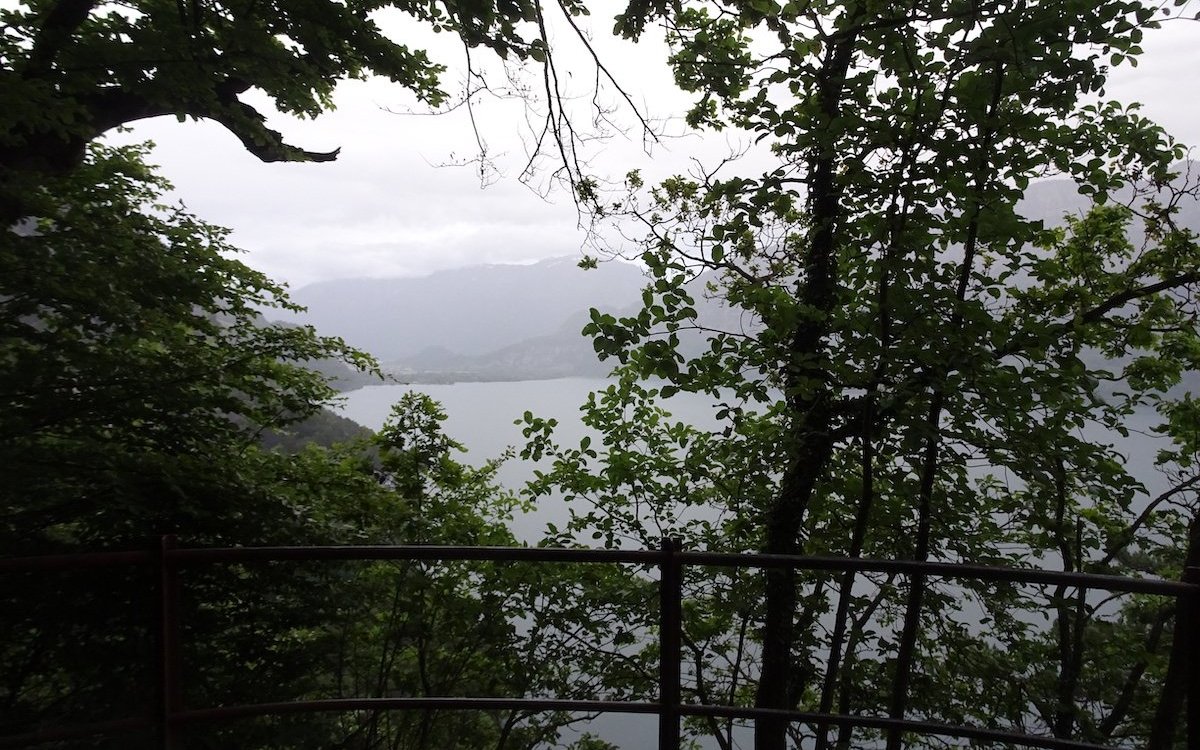 Mystischer Ausblick auf den Thunersee vom Widmannplatz aus. 