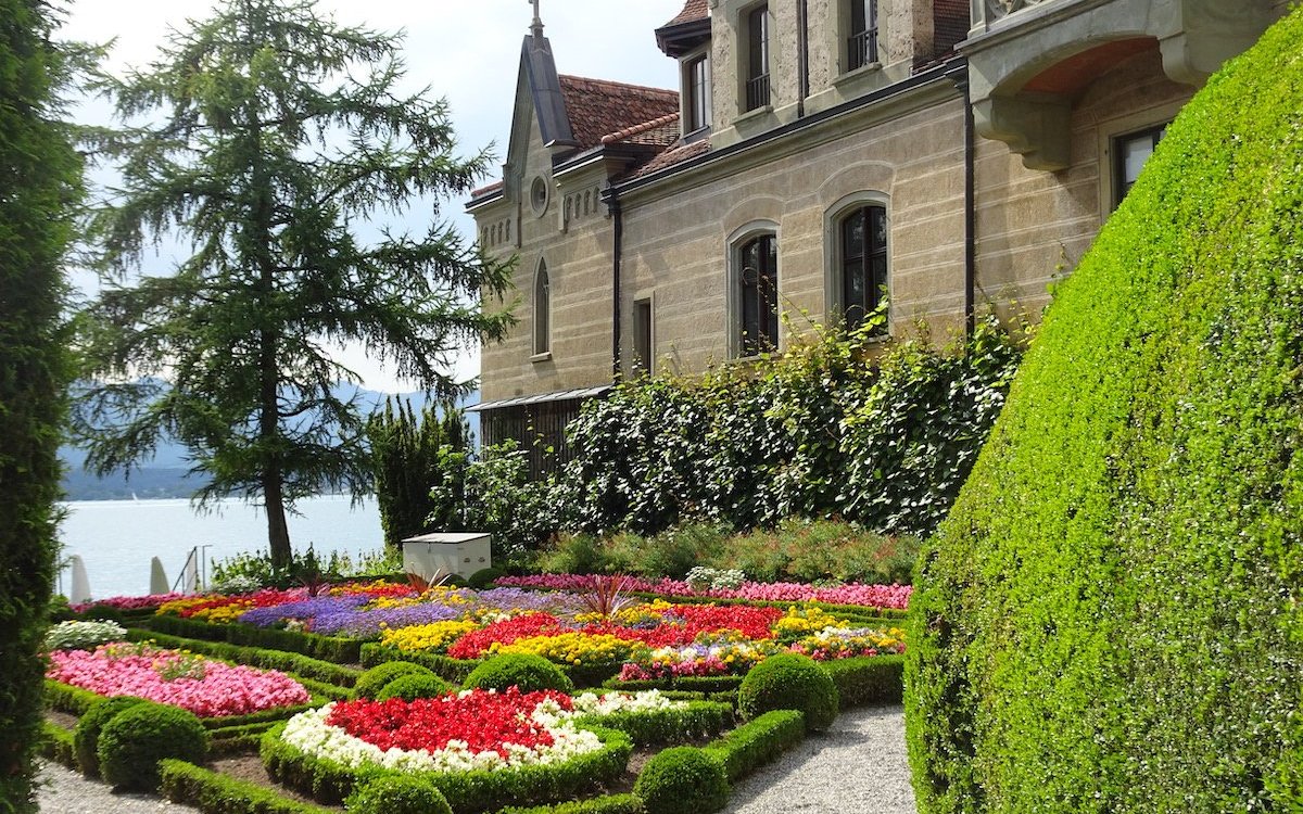 Ornamentaler Blumengarten vor dem Schloss Oberhofen.