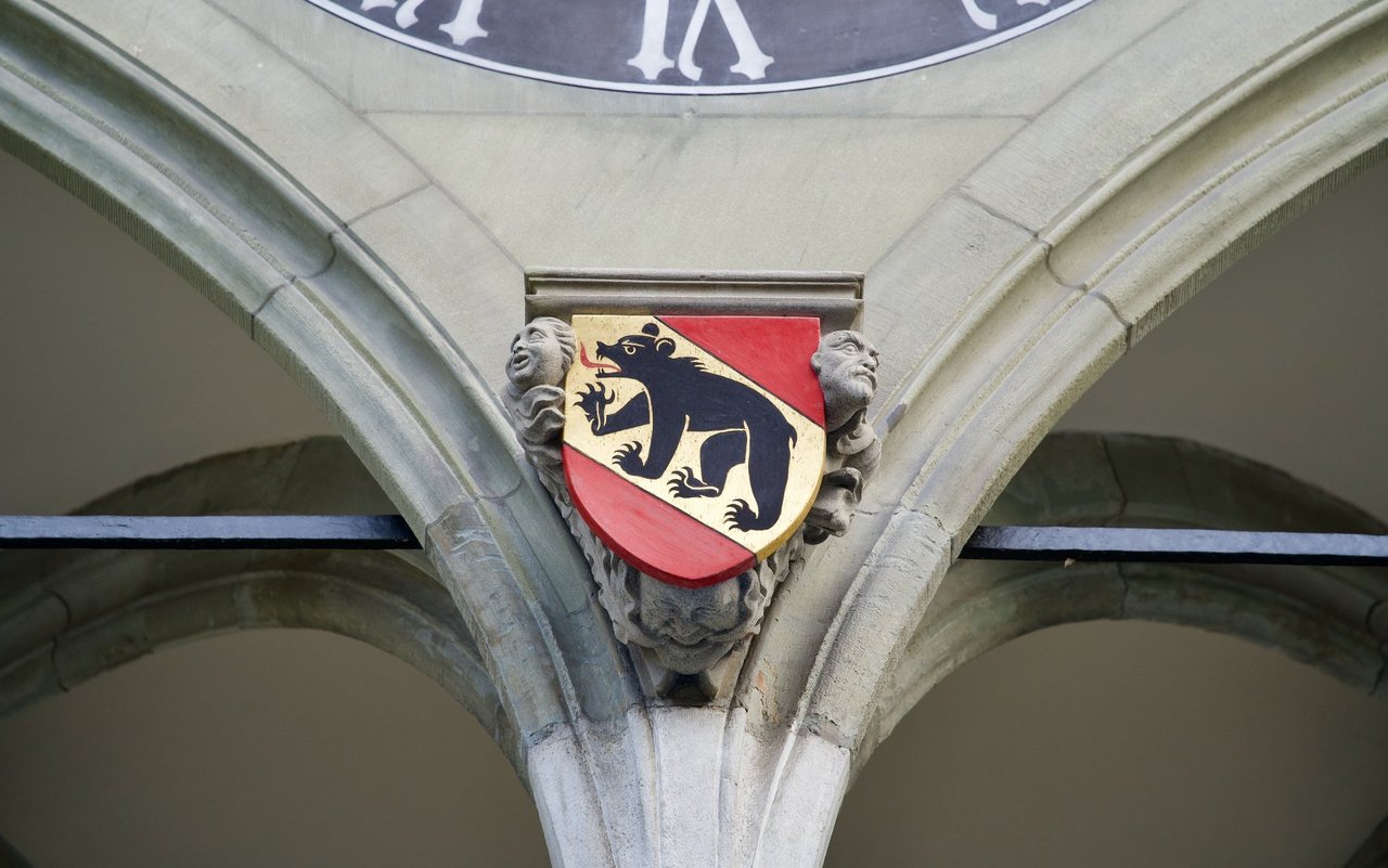 Das Wappen von Bern zeigt einen Bären. In der originalen Darstellung ist das Gemächt ersichtlich und rot darstellt. Auf dem obigen Foto fehlt das. 