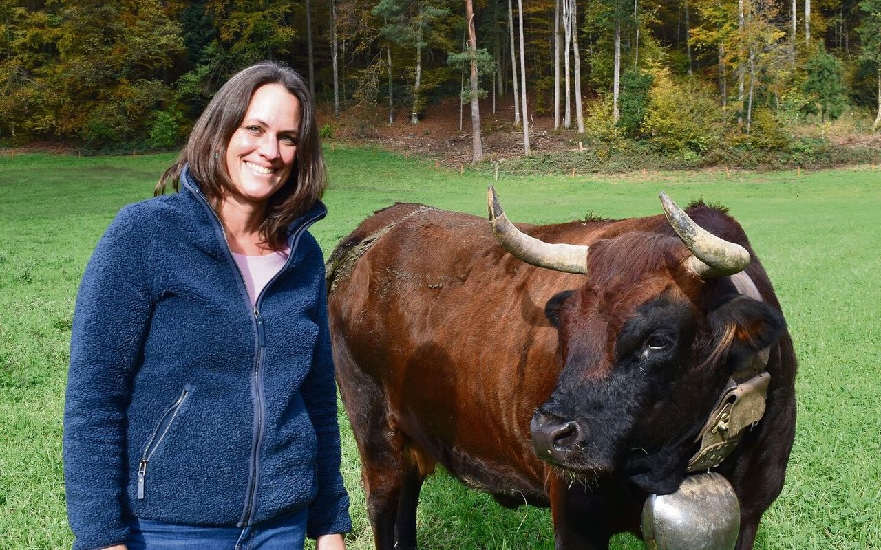 Alexandra Monnerat mit Bagheera, ihrer Lieblingskuh, die im November Grossmutter des Kuhkalbs Billy wurde.