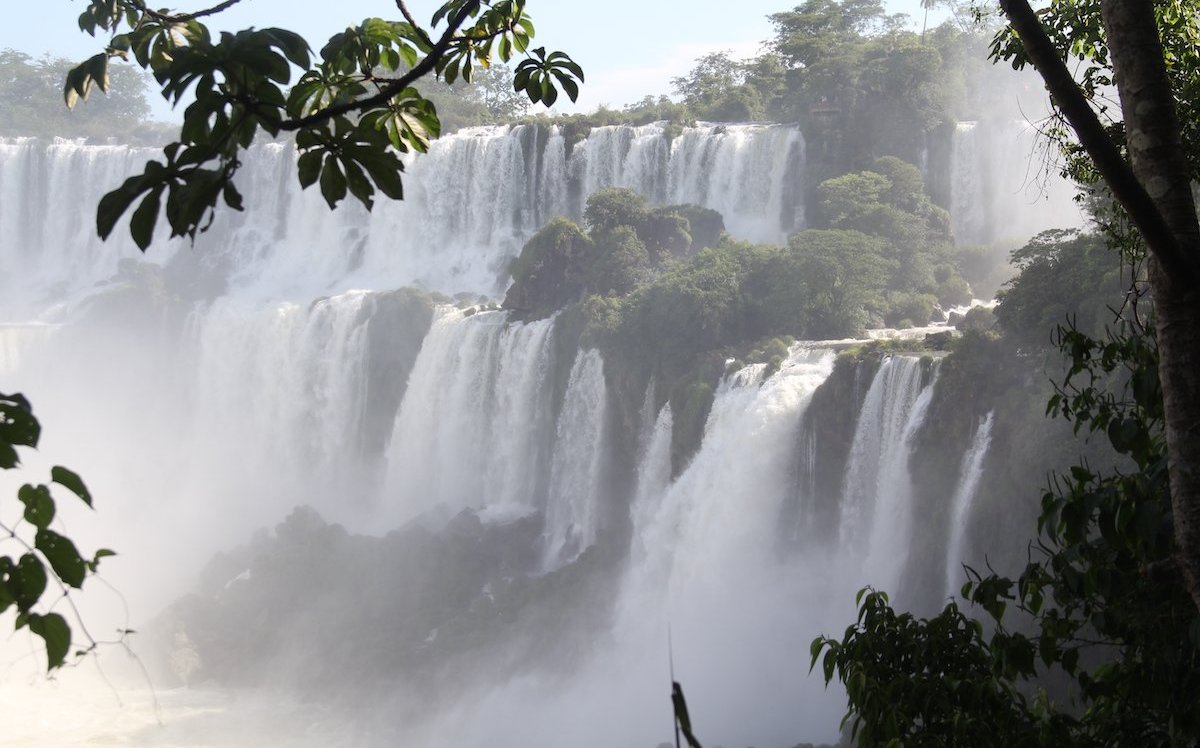 Subtropischer Regenwald umgibt die Iguazu-Wasserfälle im Dreiländereck Brasilien, Paraguay und Argentinien. 