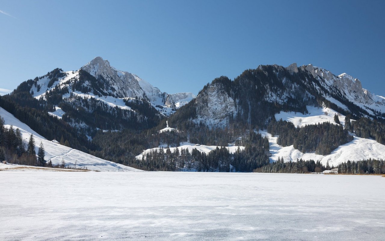 Der Schwarzsee ist ein beliebter Wintersee, der regelmässig zufriert und ideale Bedingungen für Schlittschuhlaufen und andere Winteraktivitäten bietet.