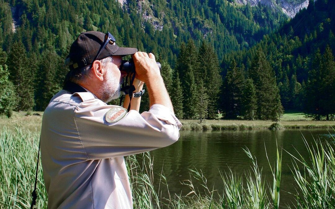 Als Ranger setzt ErichKäser nicht nur Parkregeln durch, sondern beobachtet auch Veränderungen von Flora und Fauna am Lauenensee.