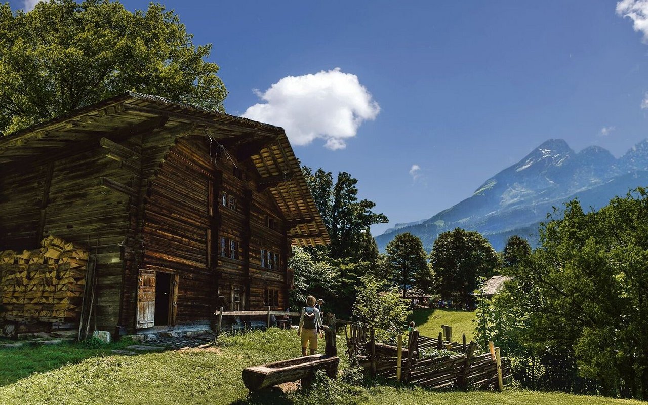 Typisches Berner Oberländer Bauernhaus aus Adelboden (BE). 