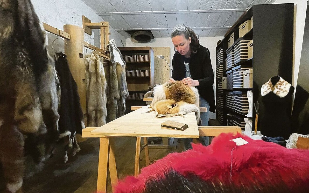 In der kleinen Werkstatt werden verschiedene Felle zu Kleidung oder Accessoires verarbeitet.