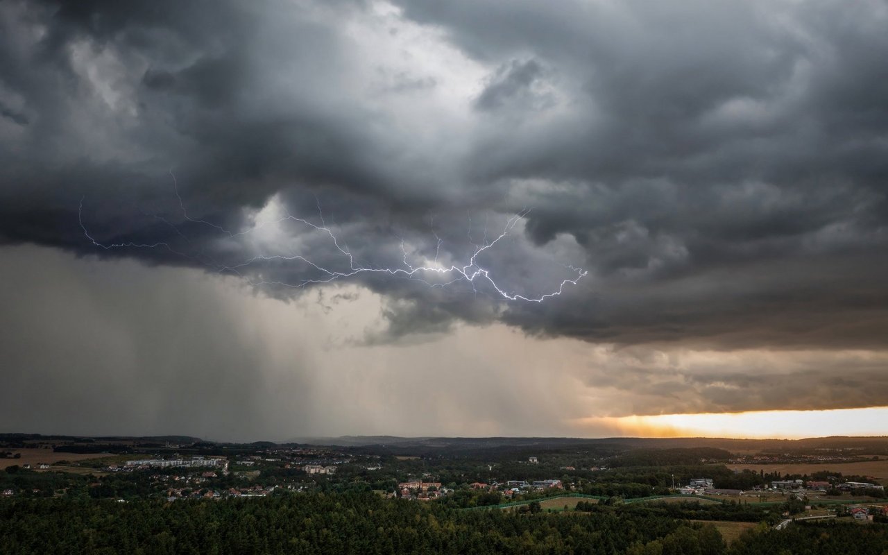 Hitzewellen begünstigen kurzfristige Starkniederschläge mit Gewitter.