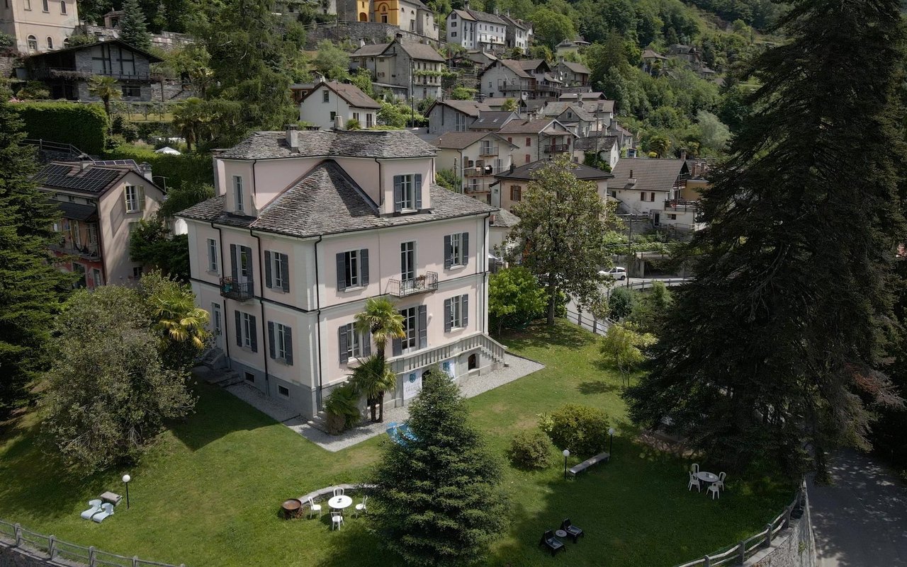 Die Villa Edera in Auressio ist eines der Schmuckstücke im Onsernone. Mehr flachen Boden als im Garten davor gibt es sonst nirgends im Tal.