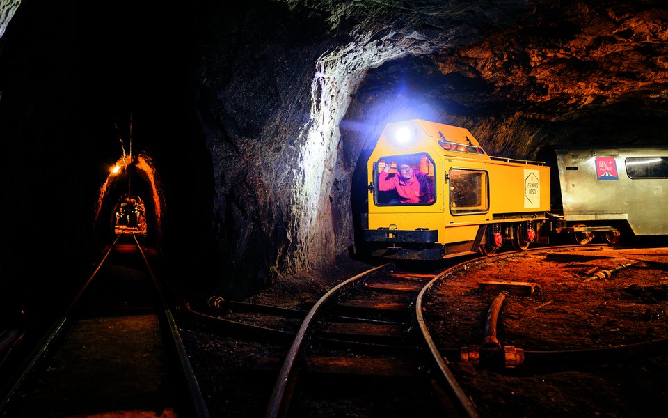 Das Minenfahrzeug schlängelt sich durch die Gänge in der Mine von Bex: Ein Teil davon wurde von Hand abgetragen.