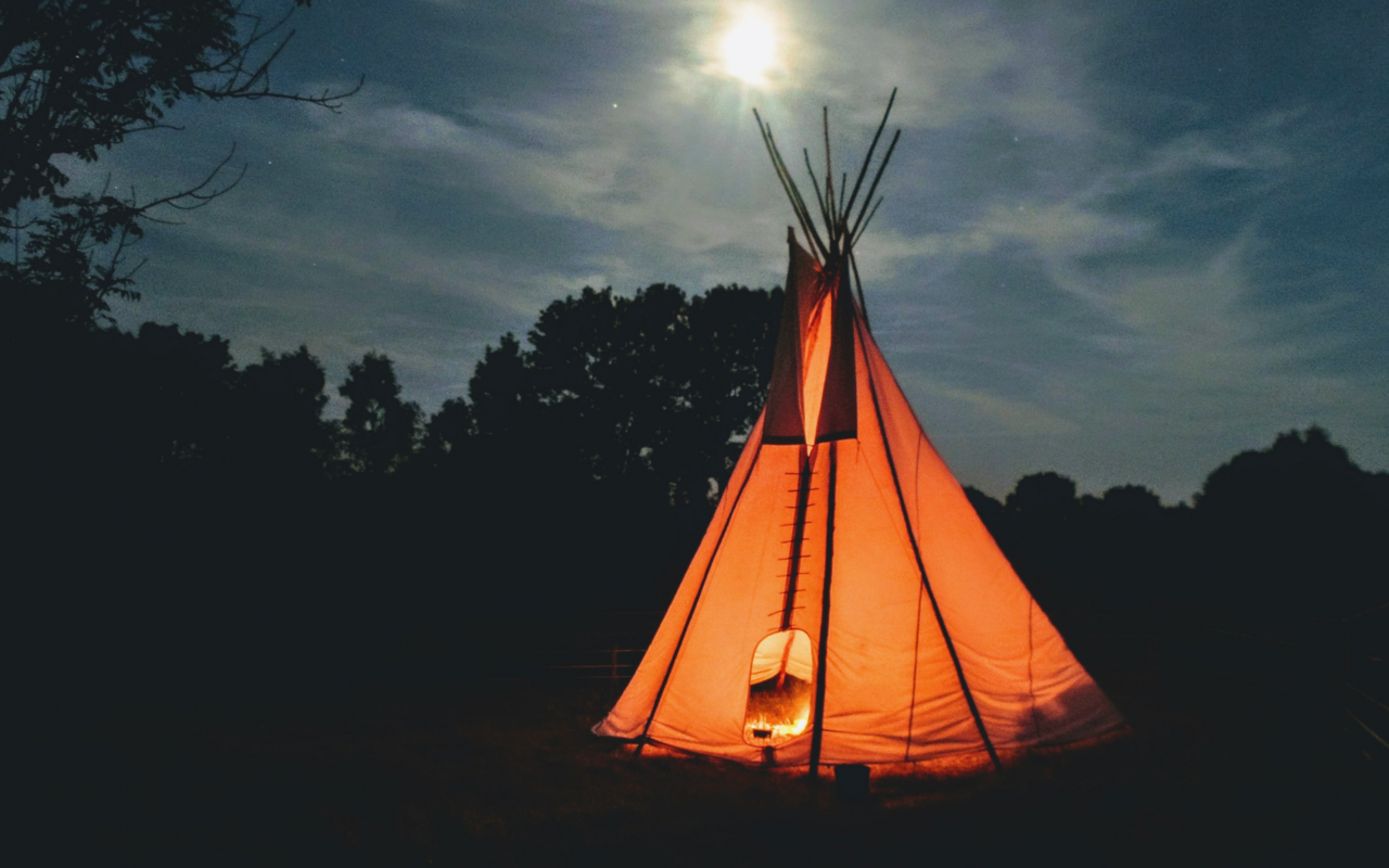  Tipis, ursprünglich von nordamerikanischen Nomaden genutzt, bieten heute auch in der Schweiz authentische Übernachtungsmöglichkeiten im Wildwest-Stil.