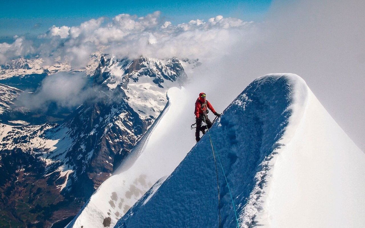 Ein Alpinist erklimmt den Eiger. Auch heute noch suchen Menschen waghalsige Gipfel-Abenteuer. 