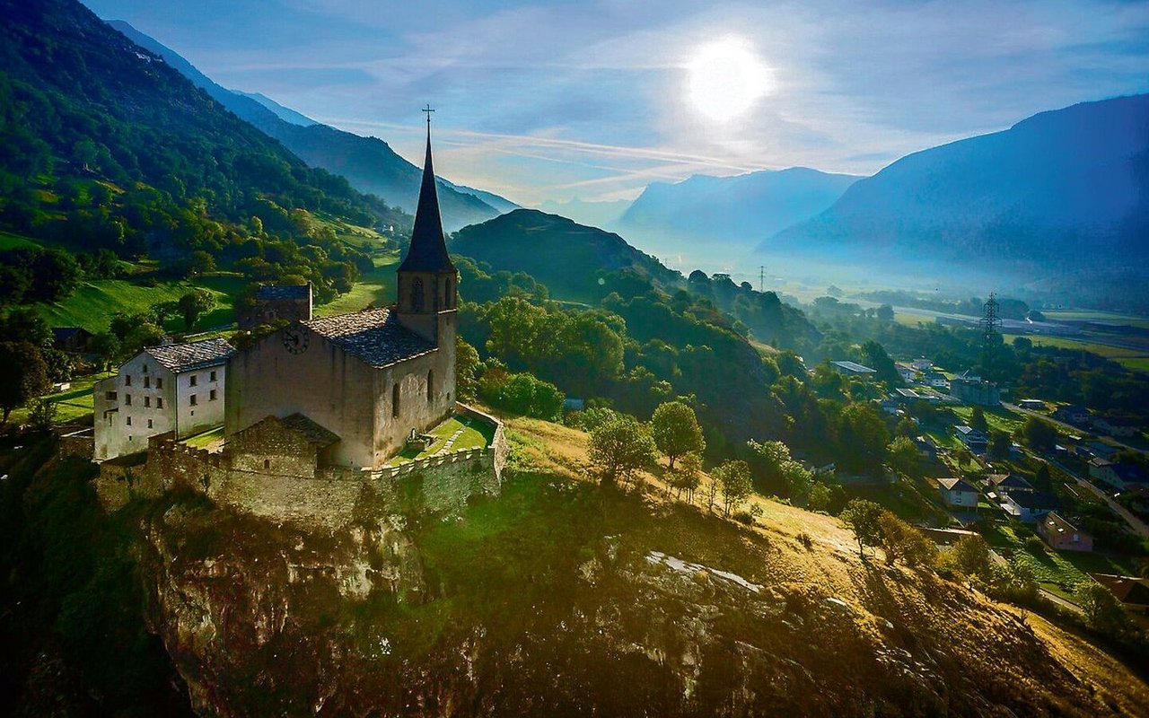 Die ab 1512 gebaute Kirche auf dem Burghügel Rarons.