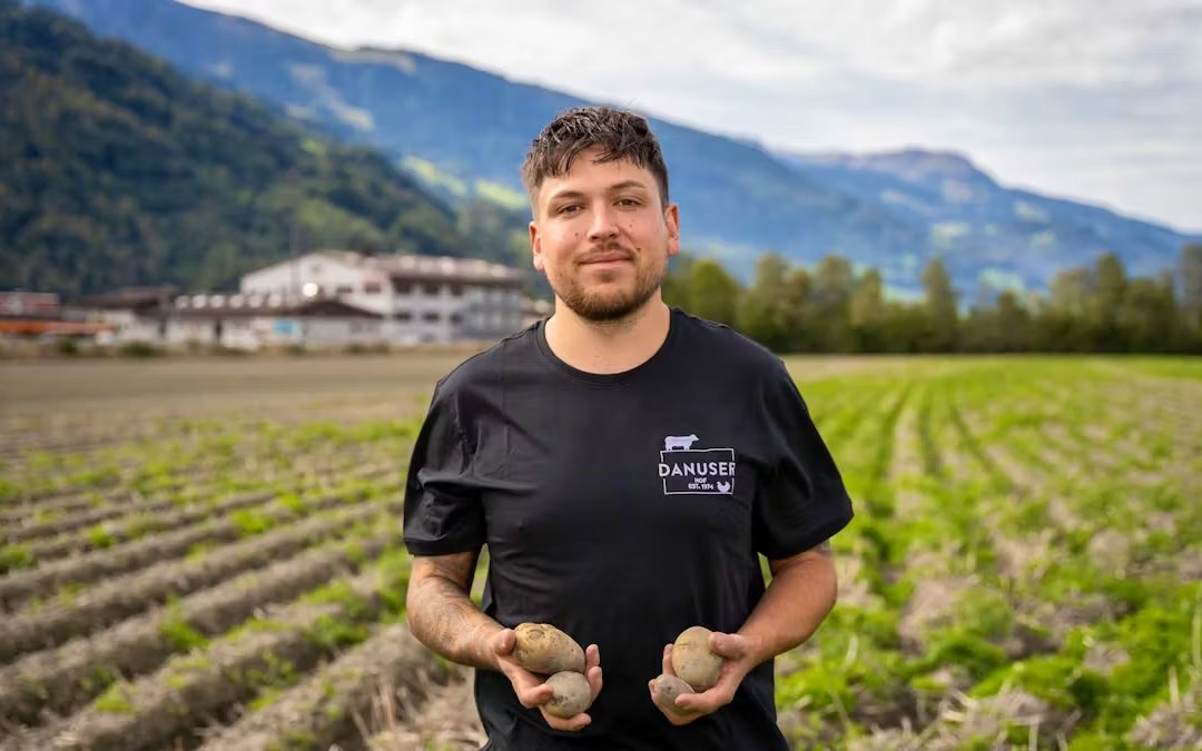 Auf dem Danuser Hof in Bad Ragaz (SG) baut die Familie Danuser verschiedene Acker- und Gemüsekulturen an, hält Angus in Mutterkuhhaltung und Hühner für ihr Ribelmaispoulet. 