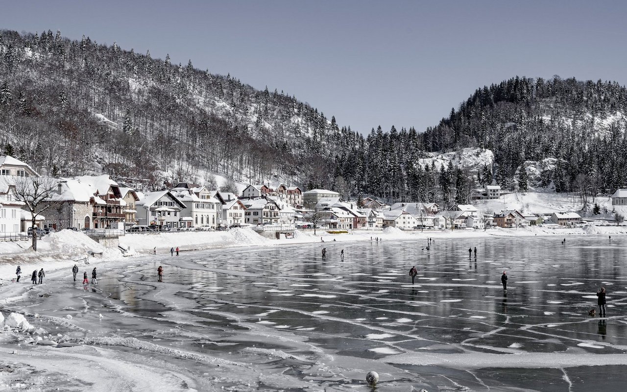 Der Lac de Joux, der grösste natürliche See der Jura-Region, bietet im Winter mit über neun Quadratkilometern die grösste gefrorene Eisfläche Europas für Schlittschuhfans.