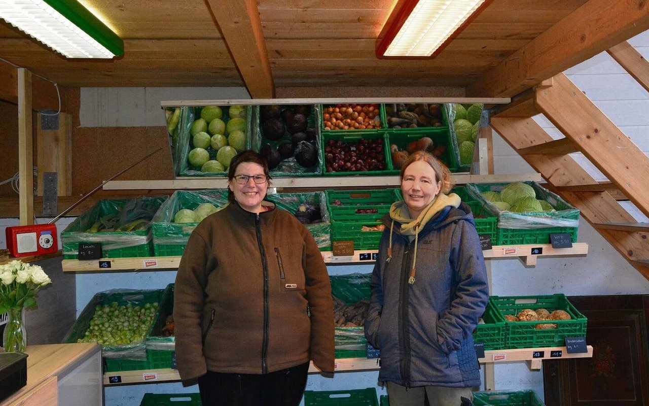 Andrea Berger mit Ihrer Gästin im Hoflanden der Solawi.