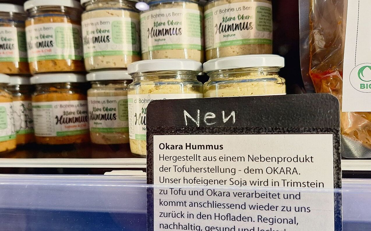 Der Bio-Hummus vom Schweikhof wird mittlerweile nicht nur im eigenen Geschäft, sondern auch in fünf weiteren Bio-Hofläden in der Region verkauft.