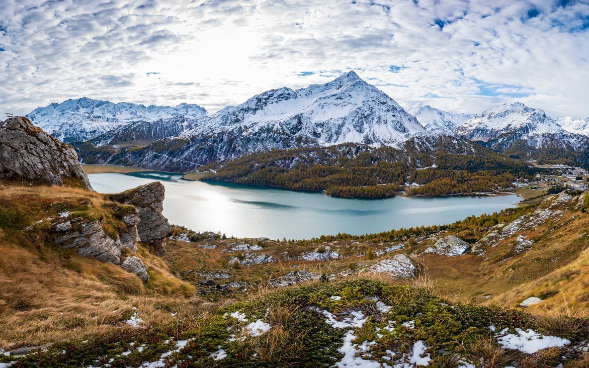 Der Silsersee im Oberengadin wird bei niedrigen Temperaturen zu einem Schlittschuhparadies und begeistert mit klarem Eis vor beeindruckender Bergkulisse.