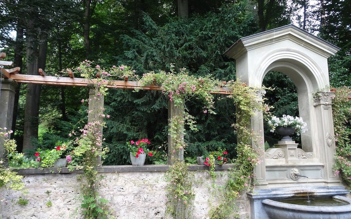 Detail aus dem ebenfalls bemerkenswerten Garten des Schlosses Hünegg. 