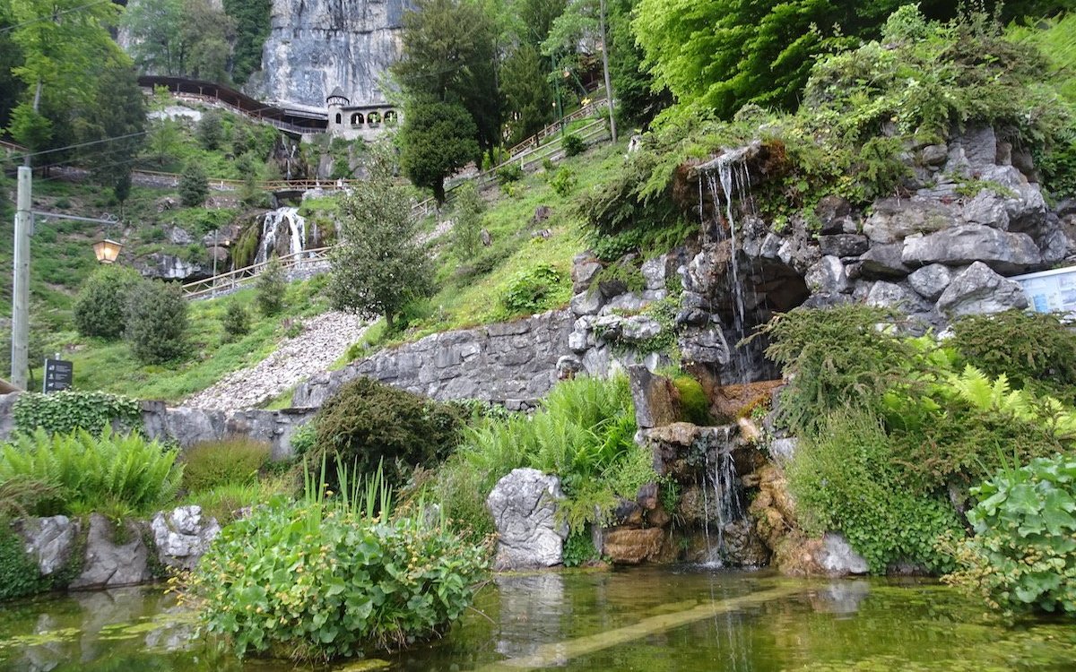 Märchenwelt vor den Beatushöhlen. 