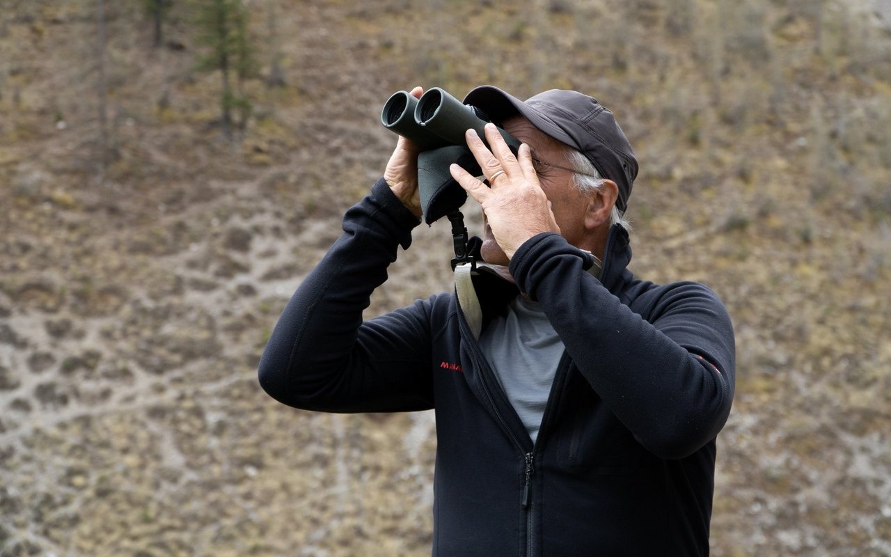 Immer wieder holt der Nationalparkwächter seinen Feldstecher hervor und schaut in die Ferne.