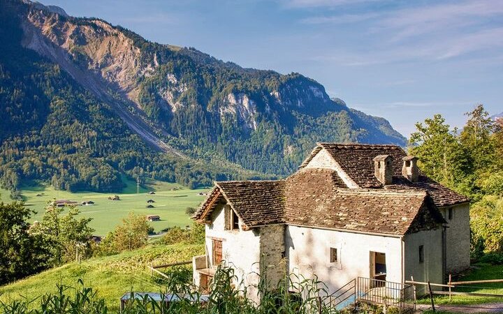 Aus solchen Wohnhäusern in Cugnasco (TI) wanderten, wohl aufgrund von Erbteilung, junge Menschen nach Nordamerika aus. 