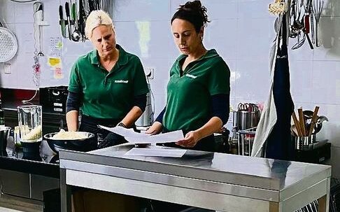 Stefanie Gfeller und Priska Wyss bei der Produktion von Bio-Hummus.