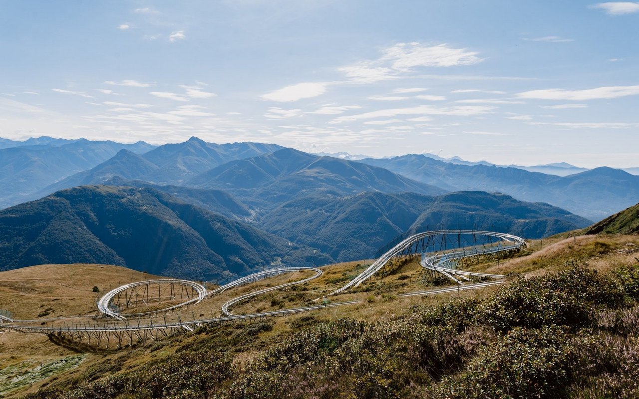 Durch das wunderschöne Panorama schlängelt sich der Alpine Coaster am Monte Tamaro. 