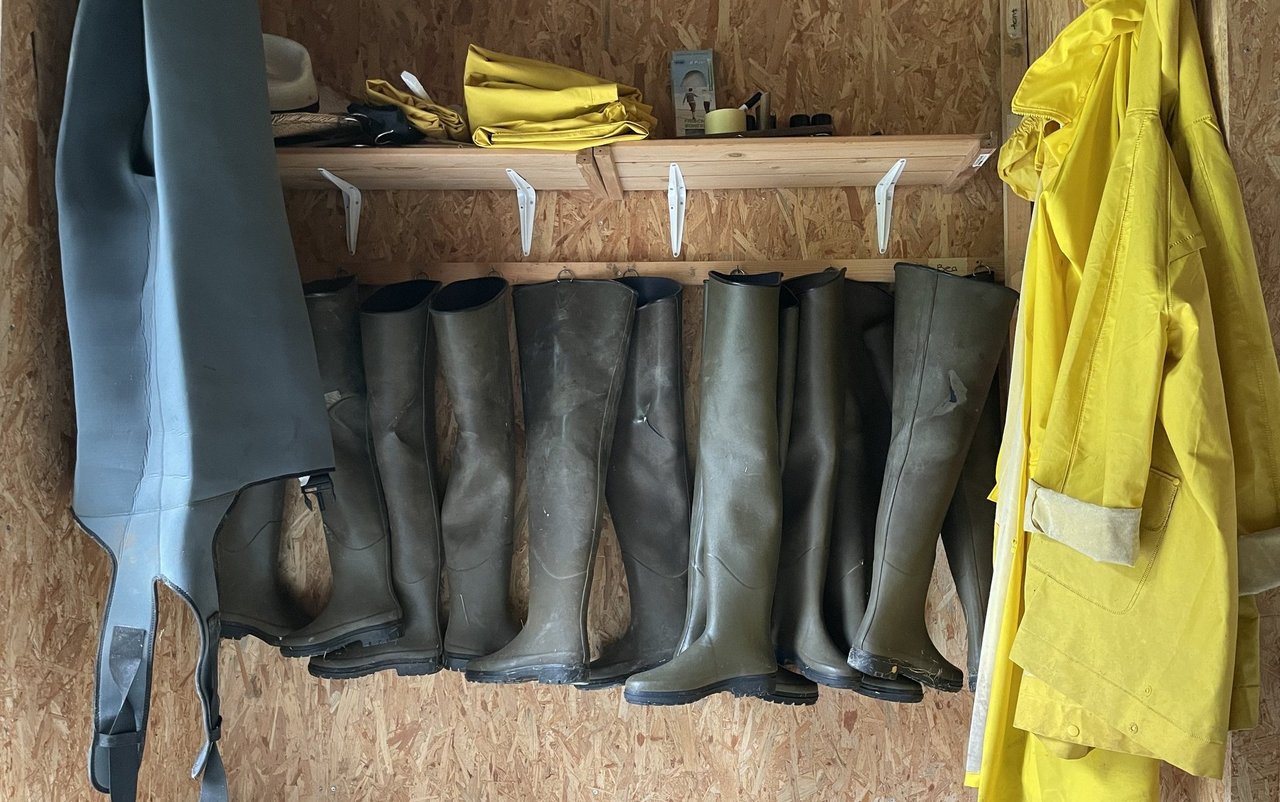 Fischerstiefel und Regenmäntel - so sieht das Arbeitsequipment von Silvia Merz aus.