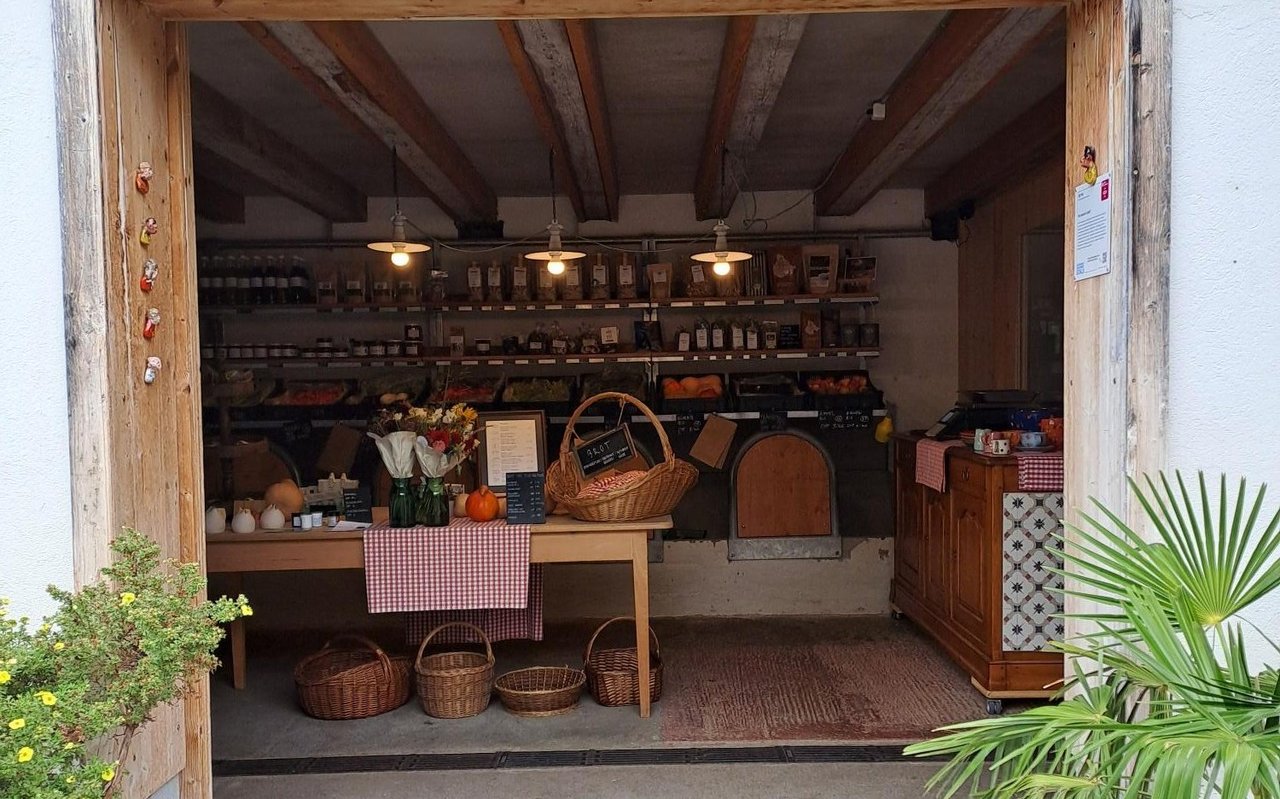 Der Selbstbedienungs-Hofladen bietet Gemüse, Brot, Milchprodukte und sogar Geschenkartikel.
