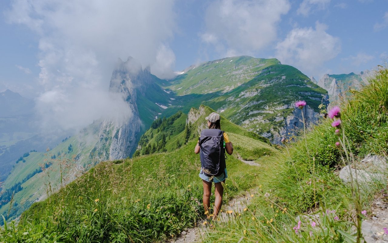 Rund drei Stunden dauert eine durchschnittliche Schweizer Wanderung - am liebsten gehen wir in die Berge.