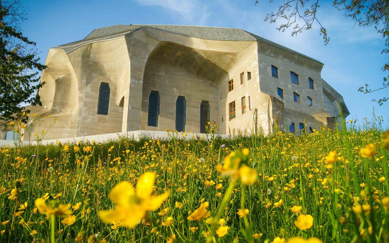 Die Bauweise des Goetheanum spiegelt die anthroposophischen Prinzipien wider.