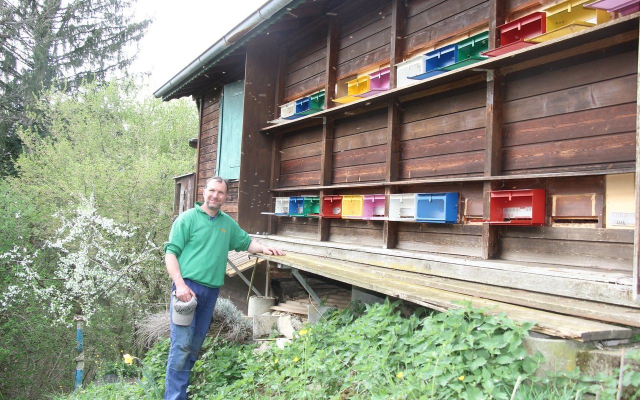 Ruedi Lehmann vor einem seiner Bienenhäuser. 