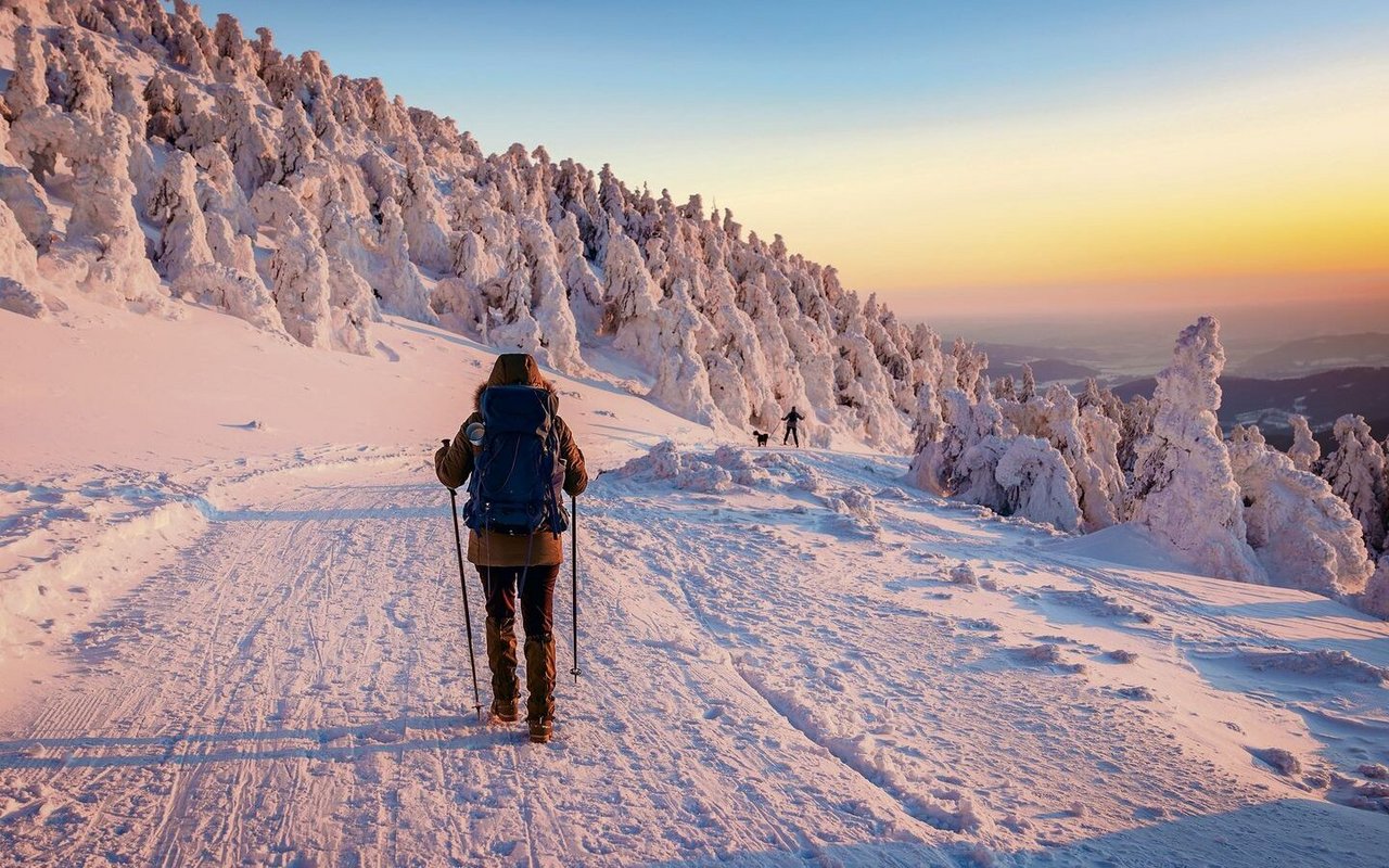 Die Winterlandschaft lockt mit ihrer stillen Magie, doch für ein sicheres und genussvolles Winterwandern sind gute Vorbereitung und passende Ausrüstung essenziell.