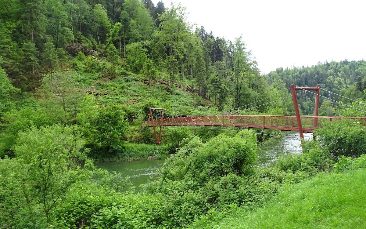 Die Brücke führt über den Doubs, der Aufstieg nach Saignelégier kann in Angriff genommen werden. 