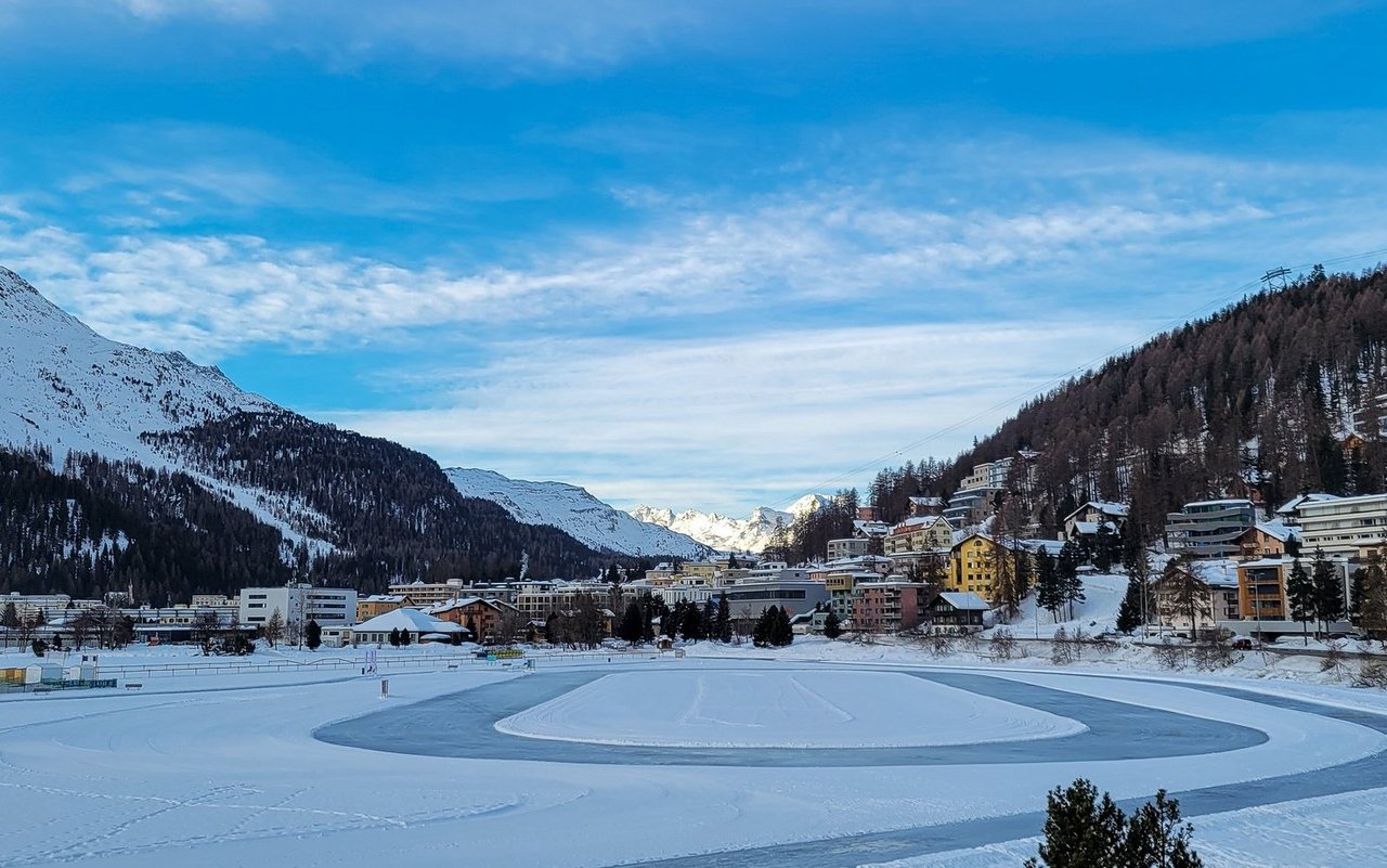 Der St. Moritzersee bietet eine präparierte Eisfläche für spektakuläre Winterveranstaltungen wie den Snow Polo World Cup, auf der auch Schlittschuhe vor Ort ausgeliehen werden können.