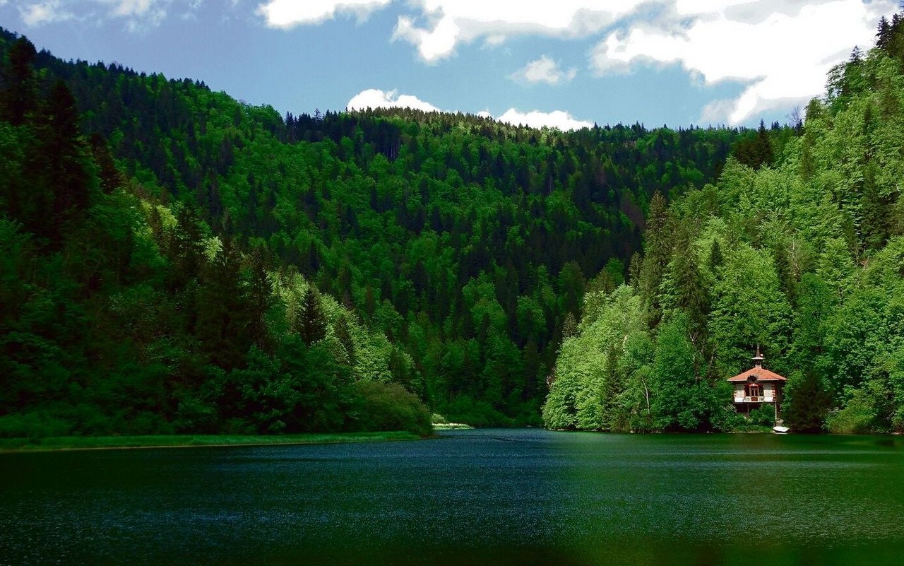 Der Jardin des Sonneurs am Doubs ist eine Trouvaille und wird im Gartenführer von Sarah Fasolin vorgestellt.