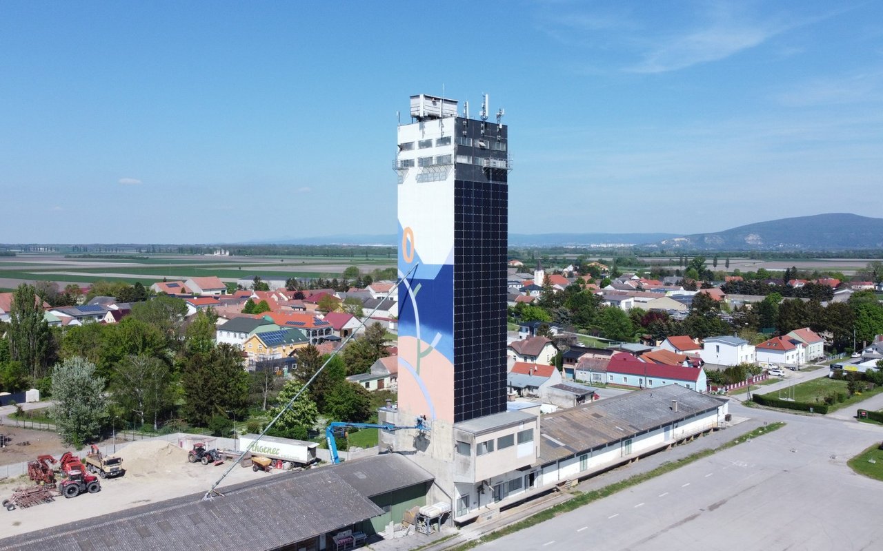 Der Verein Silosophie stattet in Österreich Silos mit Solarpanels aus und lässt sie von Künstlern bemalen.