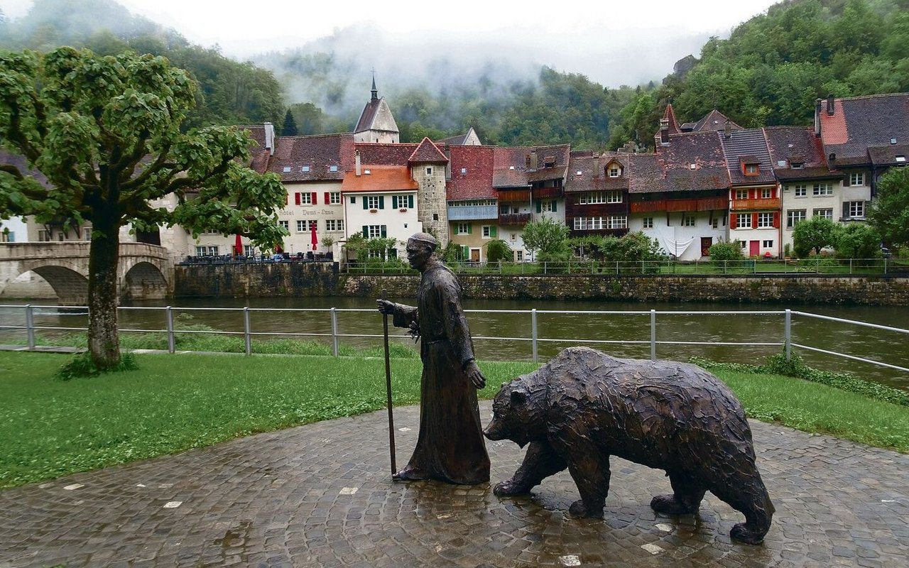 Statue des heiligen Ursicinus mit seinem Bären bei Saint-Ursanne.