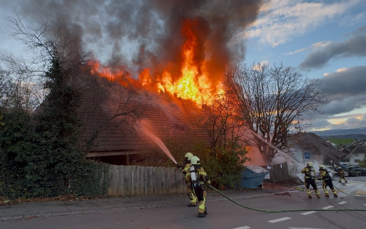 Die Feuerwehr konnte den Brand am Krosenrain in Kallnach schnell unter Kontrolle bringen.