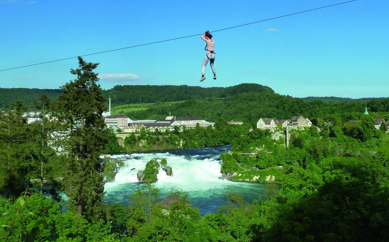 Die Ziplines im Adventure Park Rheinfall bieten wunderschöne Sicht auf den Rheinfall. 