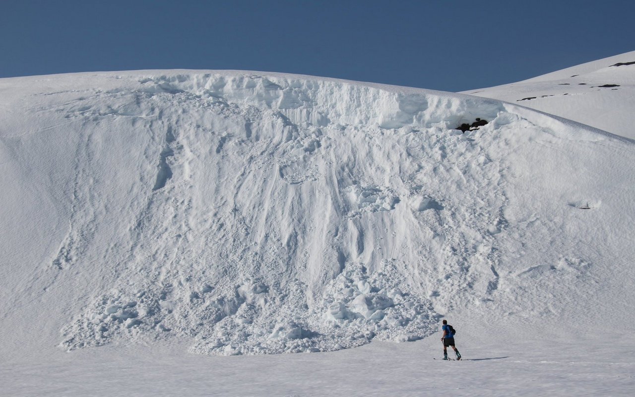 Lawinenrisiken werden vor allem kurzfristig analysiert. Deshalb sollten sich Wintersportler regelmässig über die Lawinensituation informieren.