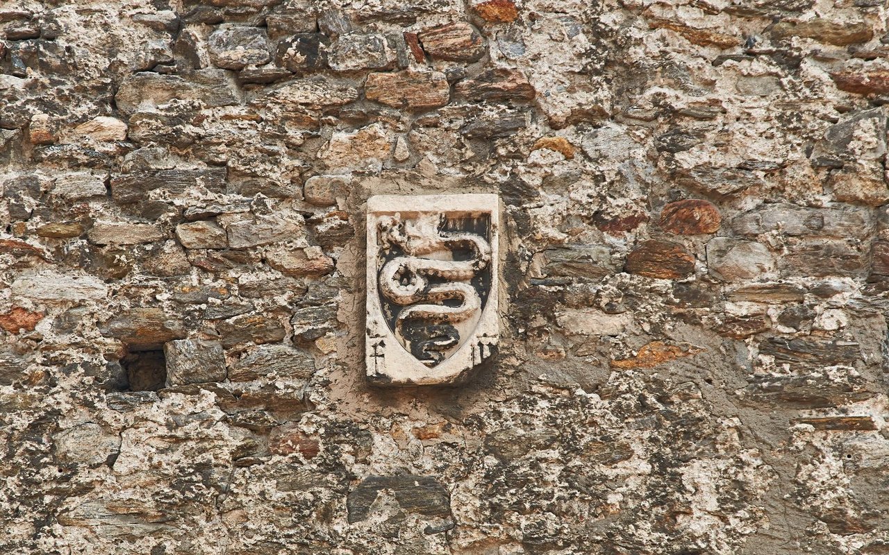 Das Wappen von Bellinzona (TI) zeigt eine sich kringelnde Schlange. 