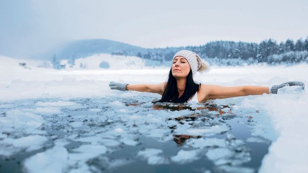 Ein Bad im kalten Wasser stärkt das Immunsystem.