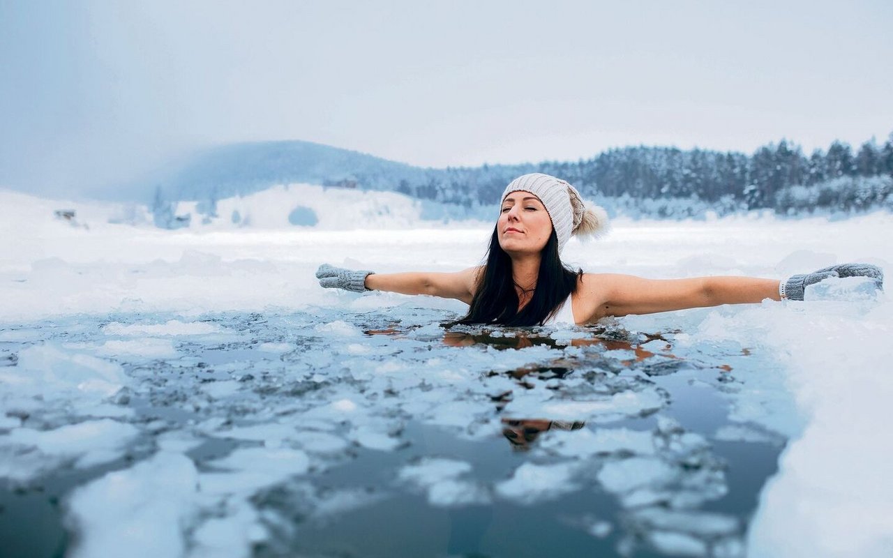 Ein Bad im kalten Wasser stärkt das Immunsystem.