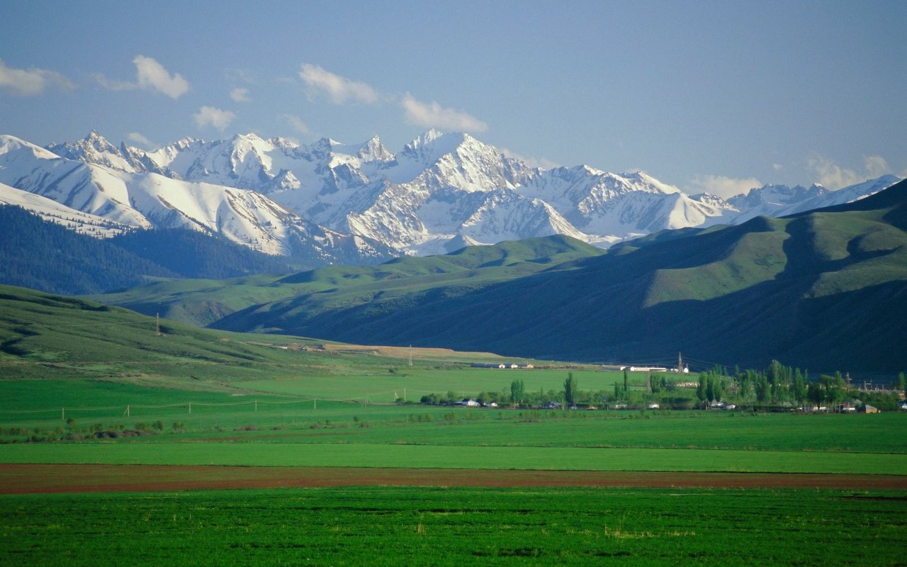 Das Terskej-Alatau-Gebirge bildet die beeindruckende südliche Kulisse des Yssykköl-Sees in Kirgisistan.