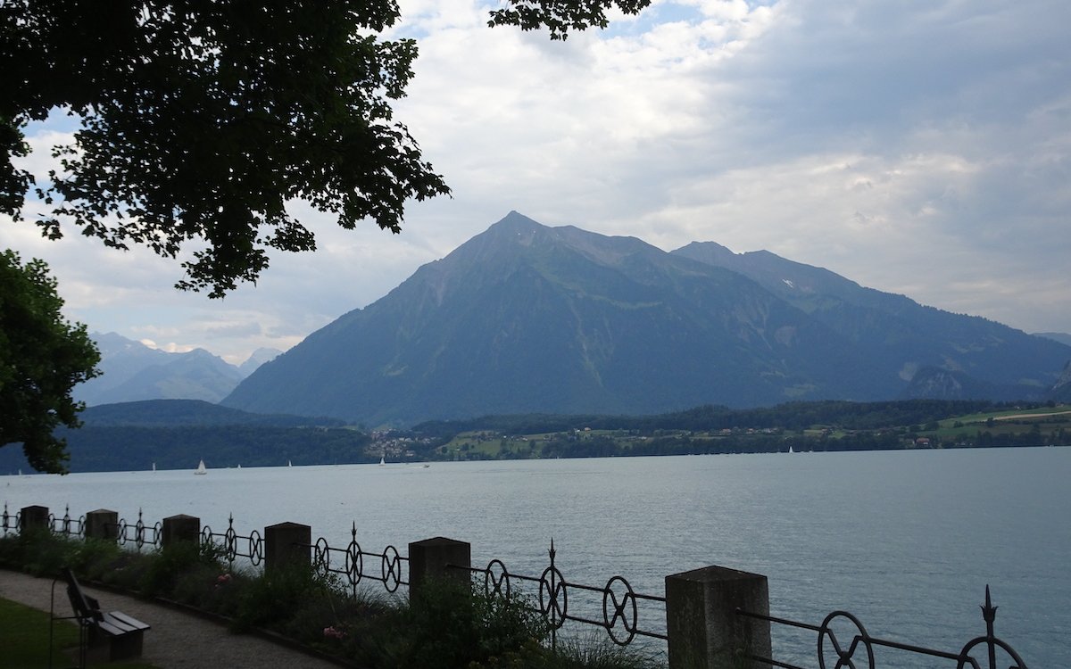 Der Niesen wirkt wie ein Vulkan und ist ein markanter Berg, vom Schlosspark Oberhofen aus gesehen. 