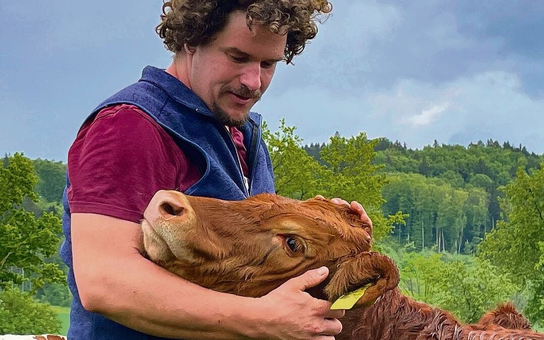 Lukas Jost liegt das Wohl seiner Milchkühe und Kälber am Herzen.