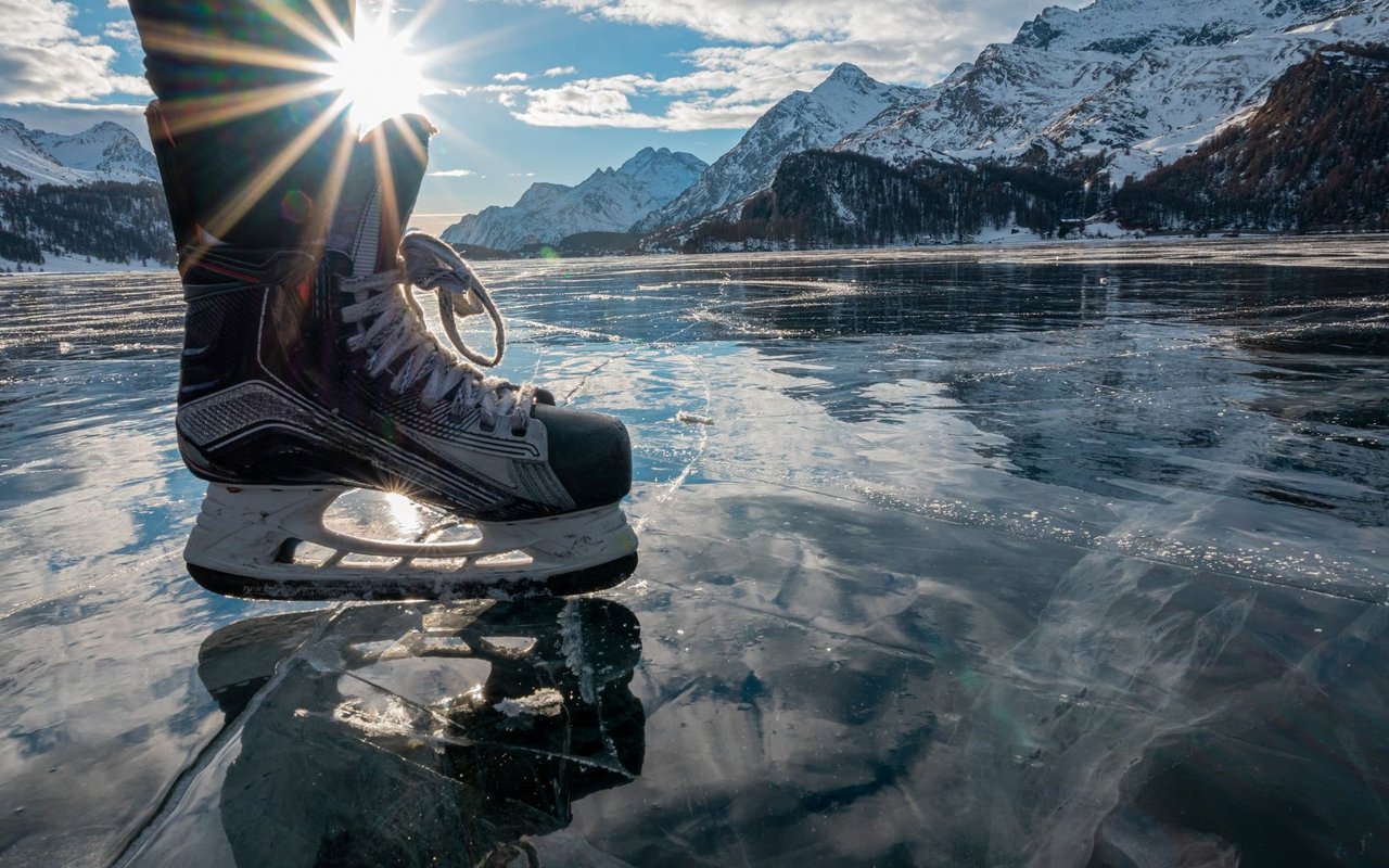 Hochgelegene Seen verwandeln sich im Winter in magische Eislandschaften, doch das Betreten nicht freigegebener Eisflächen birgt erhebliche Gefahren.